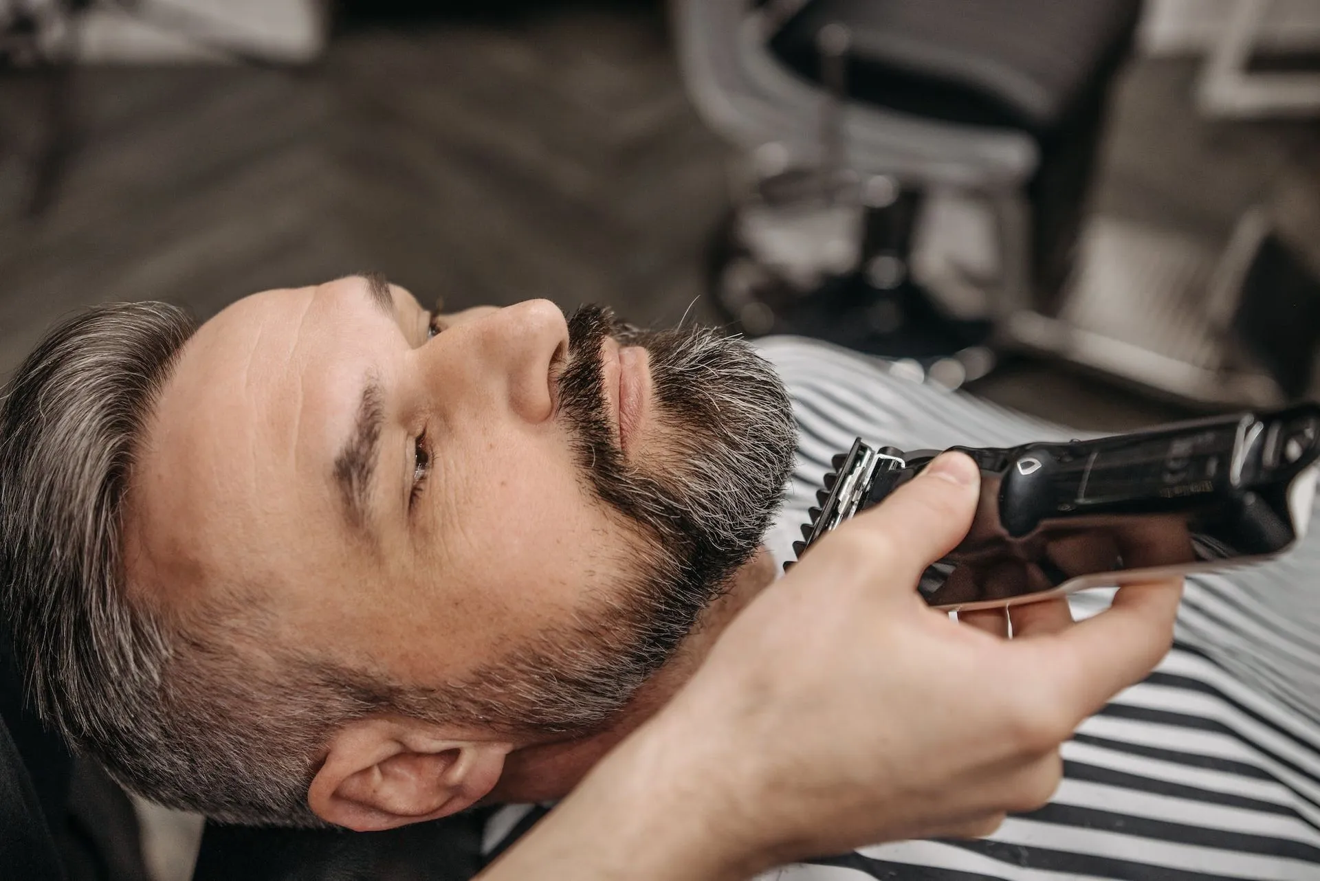 oval beard trimming guide 2024