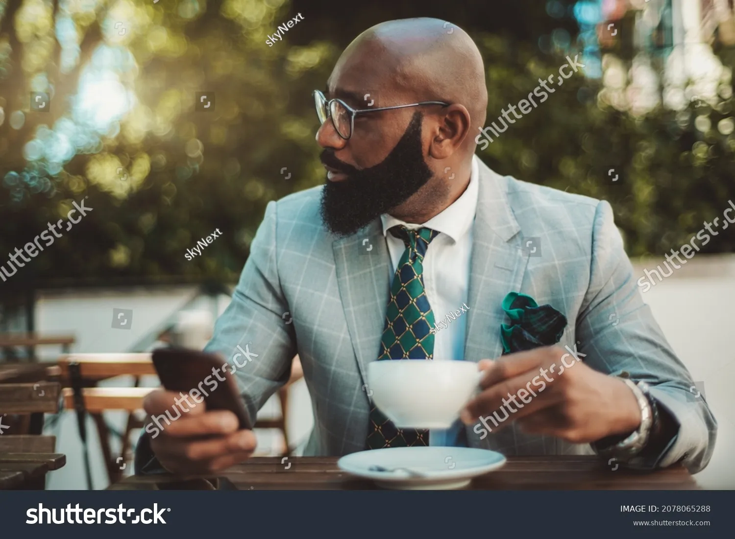Short well-groomed beard 2024